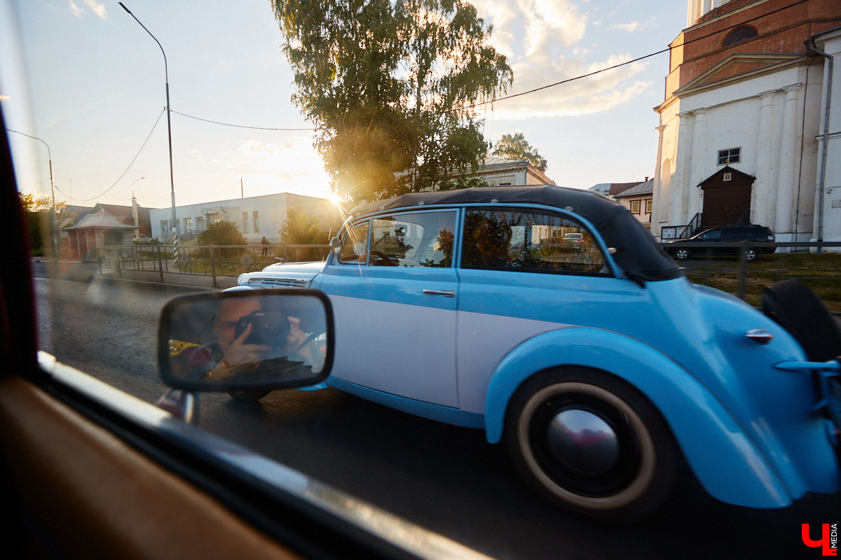 Более 250 ретроавтомобилей собрались в эти выходные в «ВеЛесе». По числу участников «Ретро-Гараж» побил свой собственный рекорд и еще раз подтвердил статус самого крупного фестиваля этой направленности во Владимирской области. По масштабным праздникам за два года пандемии соскучились не только автовладельцы, но и зрители. Желающих посмотреть на уникальные машины собралось столько, что к эко-отелю трудно было подъехать. Все усилия были не зря: пятый юбилейный «Ретро-гараж» превзошел все ожидания! Фоторепортаж с места события смотрите на «Ключ-Медиа».