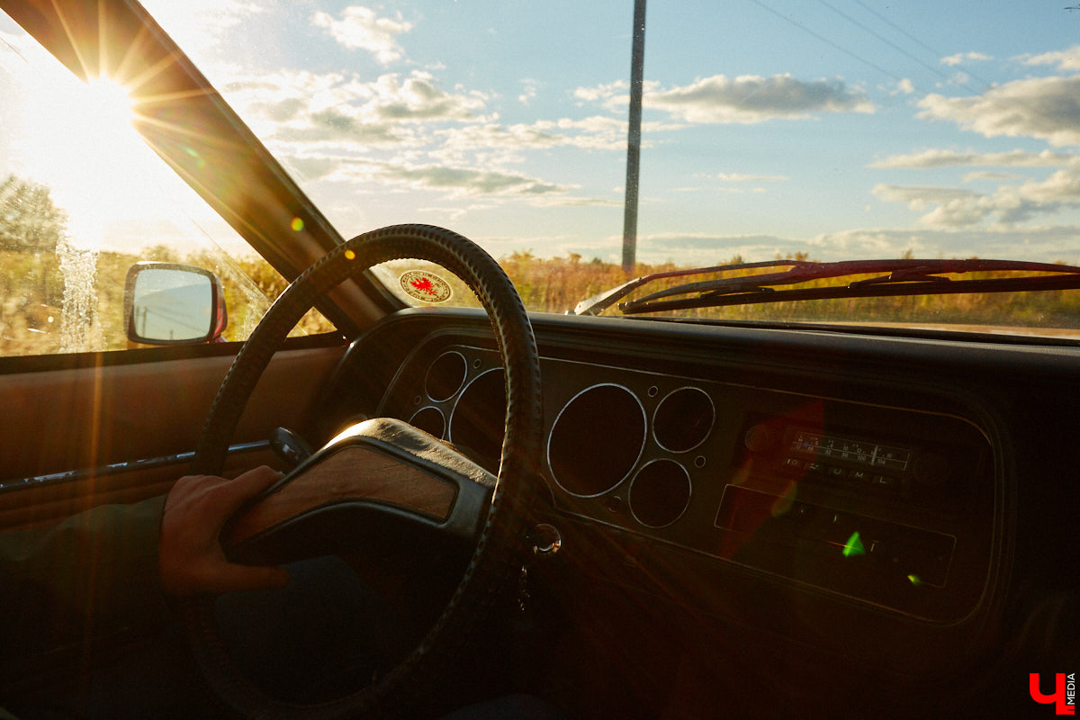 Более 250 ретроавтомобилей собрались в эти выходные в «ВеЛесе». По числу участников «Ретро-Гараж» побил свой собственный рекорд и еще раз подтвердил статус самого крупного фестиваля этой направленности во Владимирской области. По масштабным праздникам за два года пандемии соскучились не только автовладельцы, но и зрители. Желающих посмотреть на уникальные машины собралось столько, что к эко-отелю трудно было подъехать. Все усилия были не зря: пятый юбилейный «Ретро-гараж» превзошел все ожидания! Фоторепортаж с места события смотрите на «Ключ-Медиа».