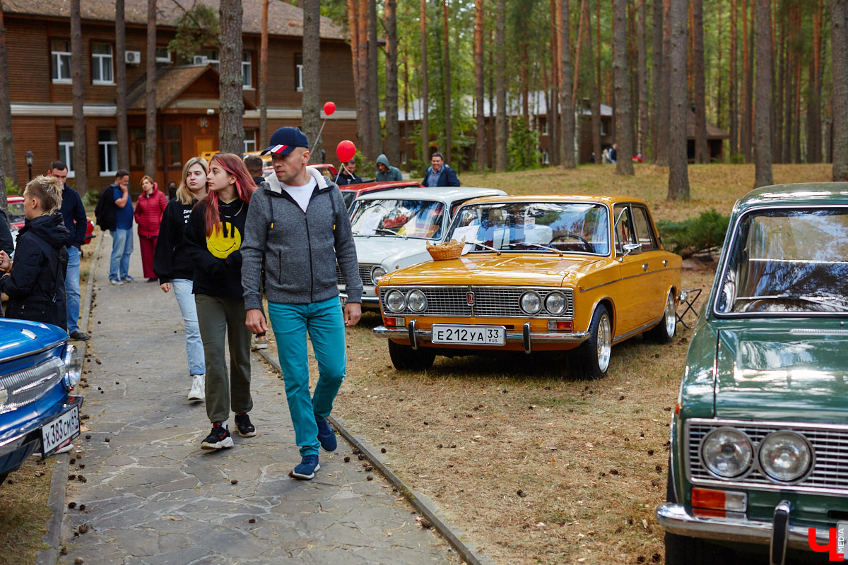 Более 250 ретроавтомобилей собрались в эти выходные в «ВеЛесе». По числу участников «Ретро-Гараж» побил свой собственный рекорд и еще раз подтвердил статус самого крупного фестиваля этой направленности во Владимирской области. По масштабным праздникам за два года пандемии соскучились не только автовладельцы, но и зрители. Желающих посмотреть на уникальные машины собралось столько, что к эко-отелю трудно было подъехать. Все усилия были не зря: пятый юбилейный «Ретро-гараж» превзошел все ожидания! Фоторепортаж с места события смотрите на «Ключ-Медиа».