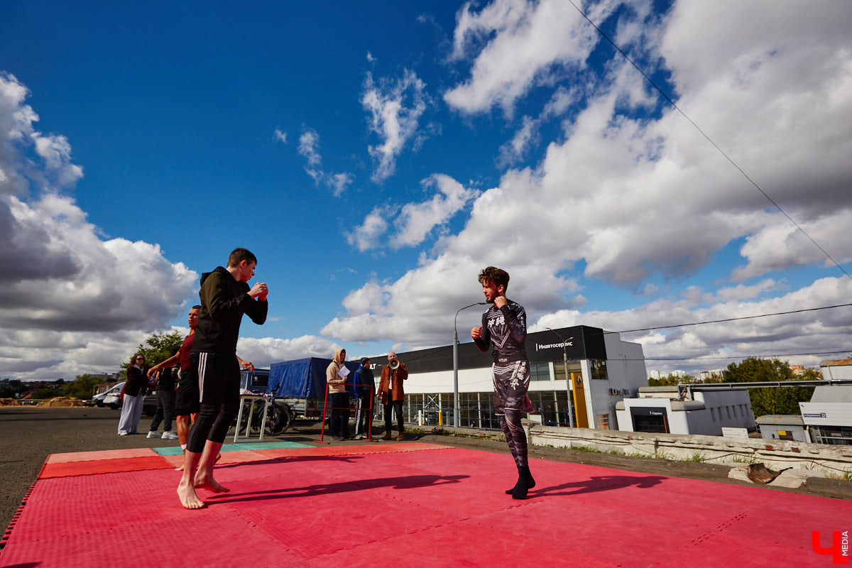 Третьего сентября позади выставочных ретромашин у КБ «ЦЕХ» в стареньком представителе российского автопрома происходило какое-то шевеление. Внутри дрались, точнее, боролись. Люди подходили к раскачивающейся машине, заглядывали в окна, непонимающе улыбались и с уважением аплодировали победителям; они попали на первый владимирский турнир по Car Jitsu, то есть по применению боевого искусства джиу-джитсу в авто. Как это выглядело? Показываем в репортаже «Ключ-Медиа».