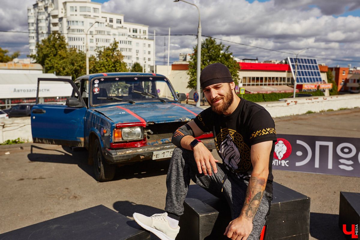 Третьего сентября позади выставочных ретромашин у КБ «ЦЕХ» в стареньком представителе российского автопрома происходило какое-то шевеление. Внутри дрались, точнее, боролись. Люди подходили к раскачивающейся машине, заглядывали в окна, непонимающе улыбались и с уважением аплодировали победителям; они попали на первый владимирский турнир по Car Jitsu, то есть по применению боевого искусства джиу-джитсу в авто. Как это выглядело? Показываем в репортаже «Ключ-Медиа».