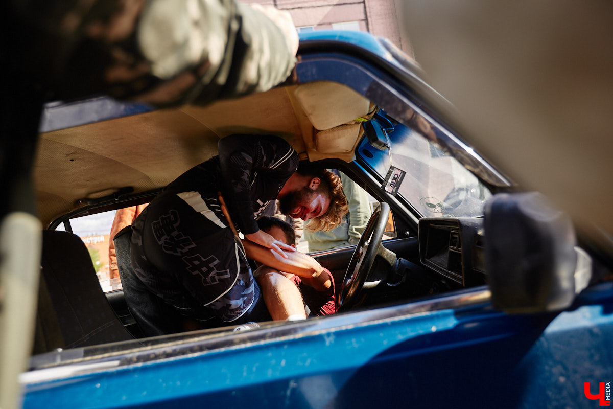 Третьего сентября позади выставочных ретромашин у КБ «ЦЕХ» в стареньком представителе российского автопрома происходило какое-то шевеление. Внутри дрались, точнее, боролись. Люди подходили к раскачивающейся машине, заглядывали в окна, непонимающе улыбались и с уважением аплодировали победителям; они попали на первый владимирский турнир по Car Jitsu, то есть по применению боевого искусства джиу-джитсу в авто. Как это выглядело? Показываем в репортаже «Ключ-Медиа».