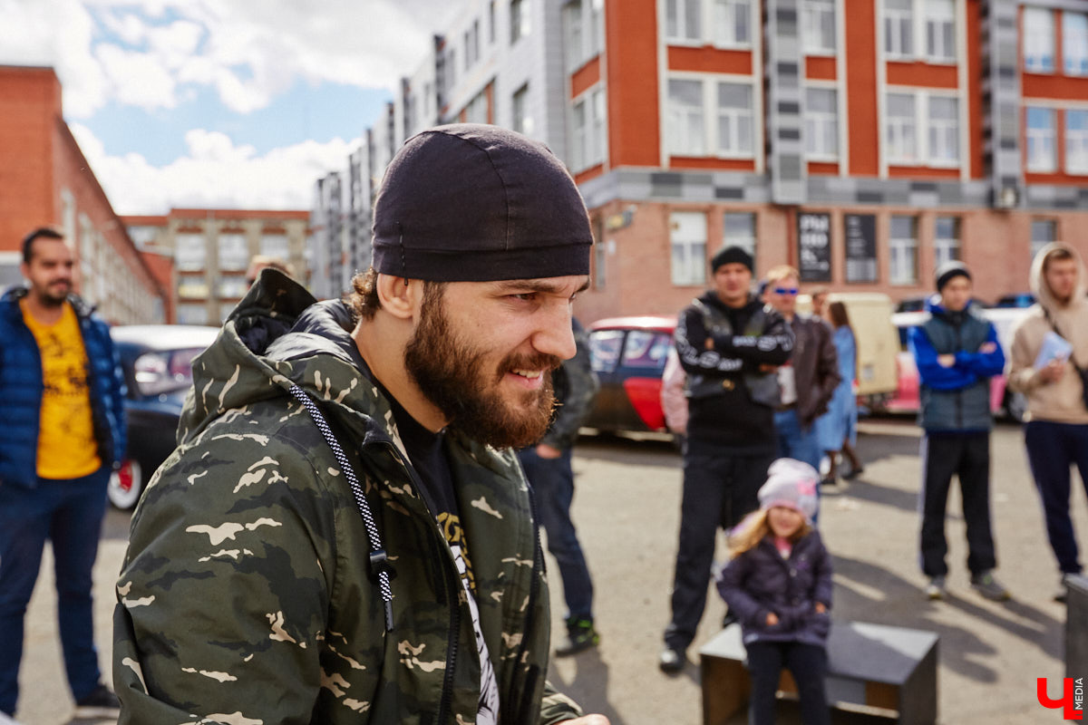 Третьего сентября позади выставочных ретромашин у КБ «ЦЕХ» в стареньком представителе российского автопрома происходило какое-то шевеление. Внутри дрались, точнее, боролись. Люди подходили к раскачивающейся машине, заглядывали в окна, непонимающе улыбались и с уважением аплодировали победителям; они попали на первый владимирский турнир по Car Jitsu, то есть по применению боевого искусства джиу-джитсу в авто. Как это выглядело? Показываем в репортаже «Ключ-Медиа».