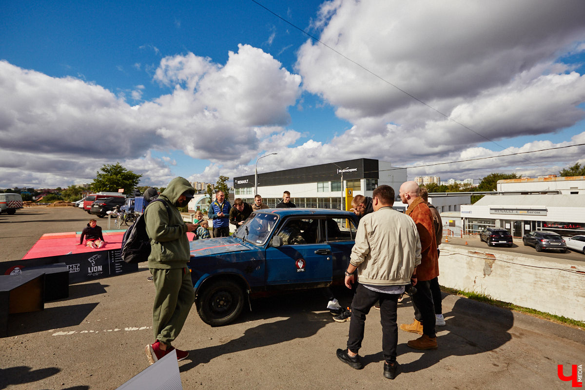Третьего сентября позади выставочных ретромашин у КБ «ЦЕХ» в стареньком представителе российского автопрома происходило какое-то шевеление. Внутри дрались, точнее, боролись. Люди подходили к раскачивающейся машине, заглядывали в окна, непонимающе улыбались и с уважением аплодировали победителям; они попали на первый владимирский турнир по Car Jitsu, то есть по применению боевого искусства джиу-джитсу в авто. Как это выглядело? Показываем в репортаже «Ключ-Медиа».