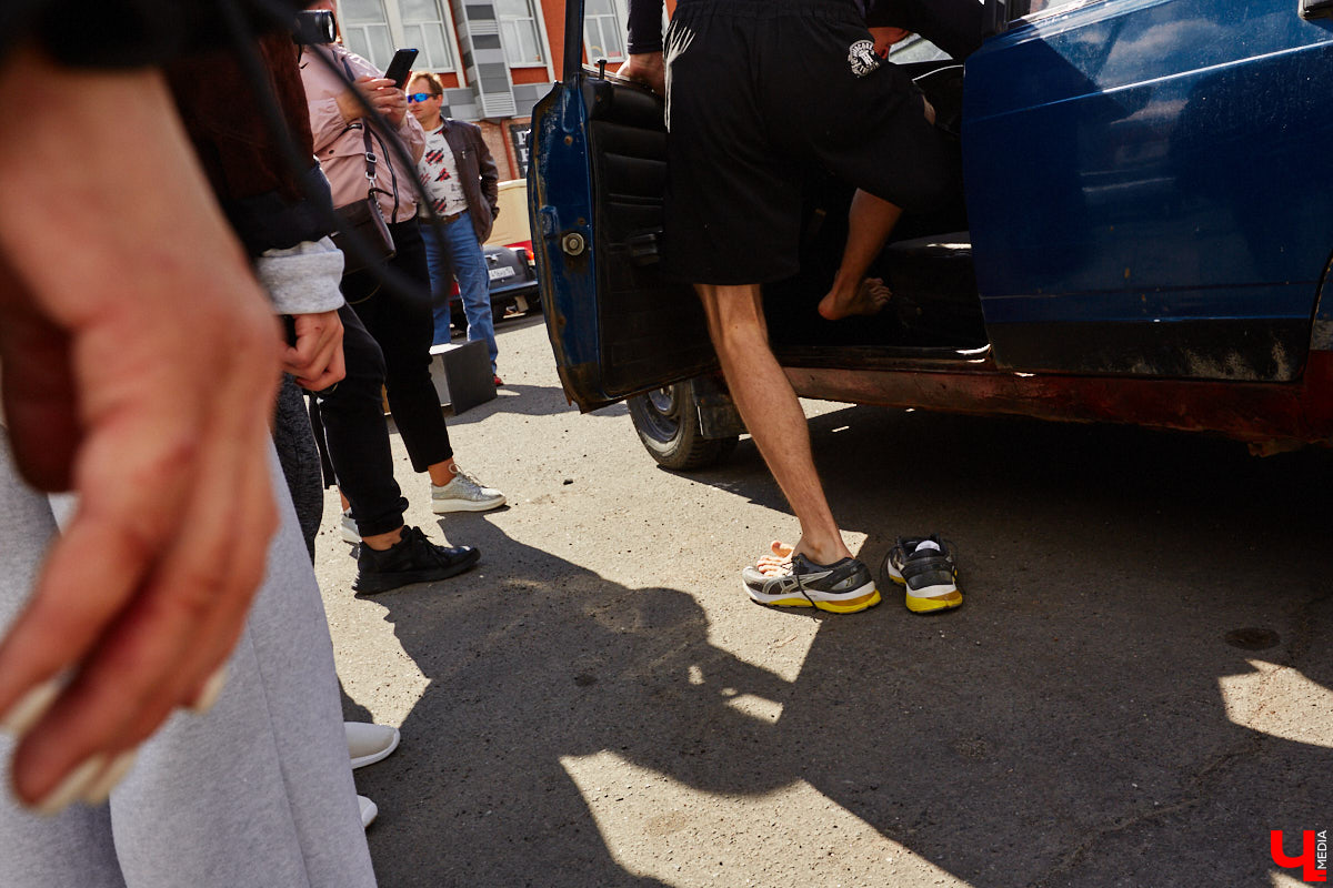 Третьего сентября позади выставочных ретромашин у КБ «ЦЕХ» в стареньком представителе российского автопрома происходило какое-то шевеление. Внутри дрались, точнее, боролись. Люди подходили к раскачивающейся машине, заглядывали в окна, непонимающе улыбались и с уважением аплодировали победителям; они попали на первый владимирский турнир по Car Jitsu, то есть по применению боевого искусства джиу-джитсу в авто. Как это выглядело? Показываем в репортаже «Ключ-Медиа».