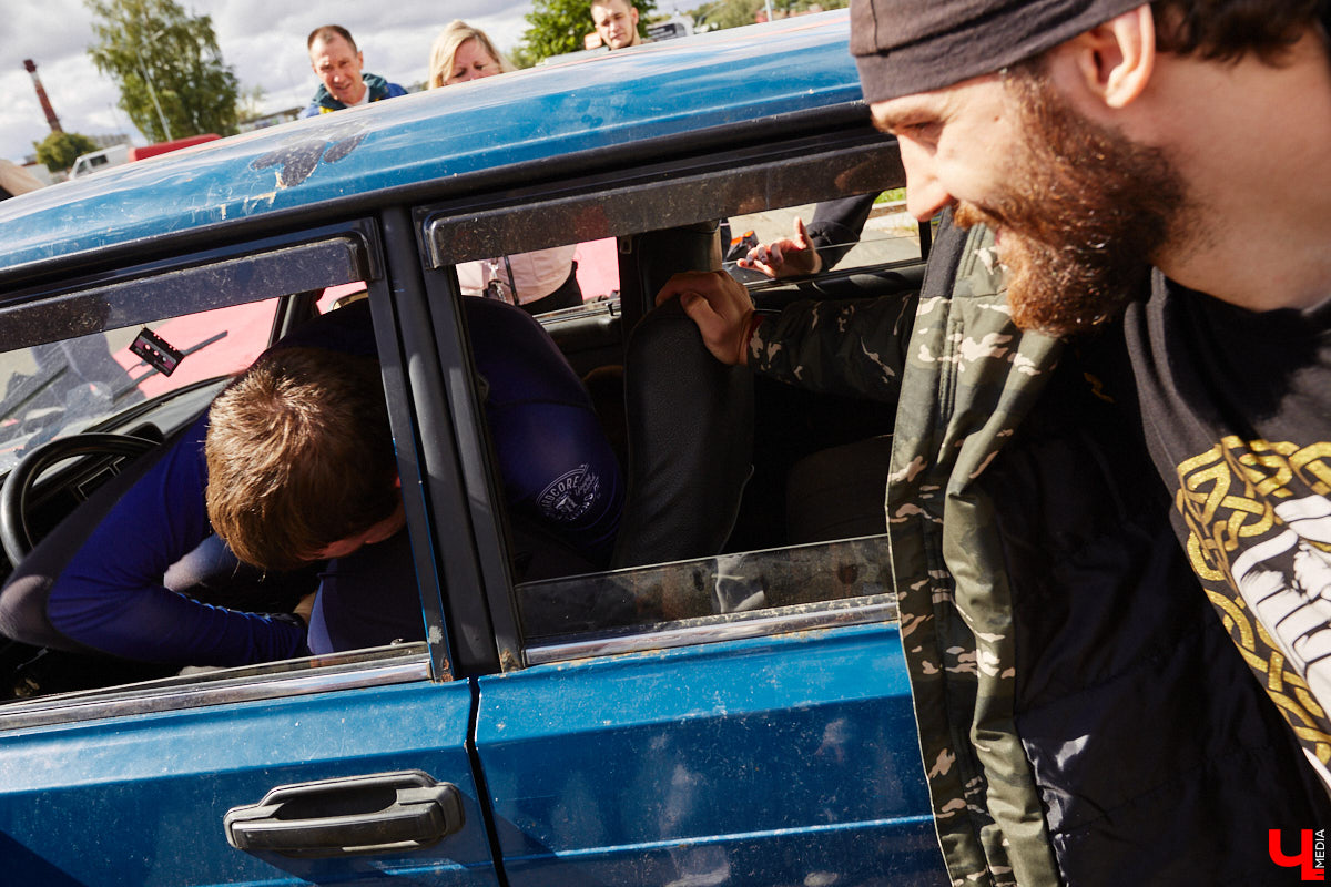 Третьего сентября позади выставочных ретромашин у КБ «ЦЕХ» в стареньком представителе российского автопрома происходило какое-то шевеление. Внутри дрались, точнее, боролись. Люди подходили к раскачивающейся машине, заглядывали в окна, непонимающе улыбались и с уважением аплодировали победителям; они попали на первый владимирский турнир по Car Jitsu, то есть по применению боевого искусства джиу-джитсу в авто. Как это выглядело? Показываем в репортаже «Ключ-Медиа».