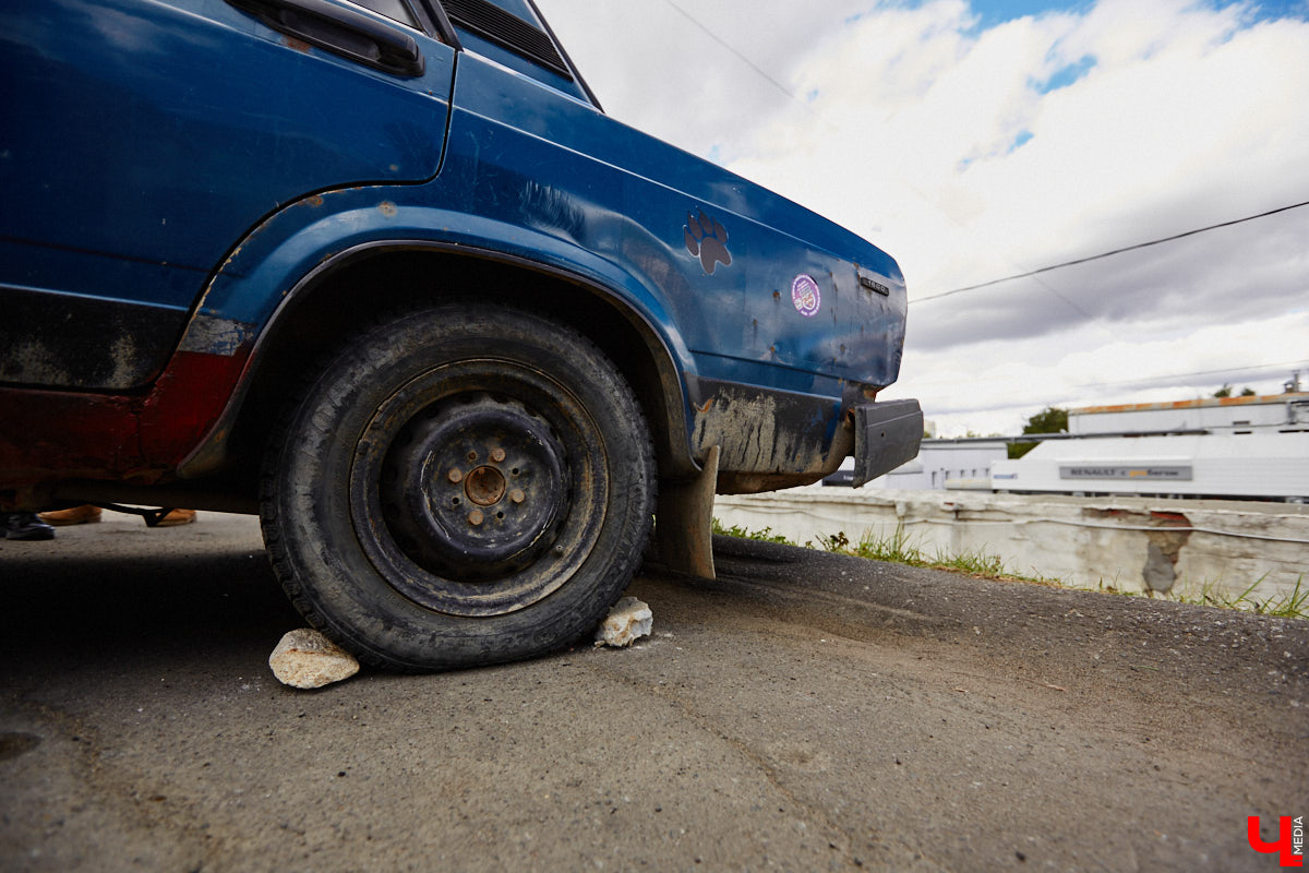 Третьего сентября позади выставочных ретромашин у КБ «ЦЕХ» в стареньком представителе российского автопрома происходило какое-то шевеление. Внутри дрались, точнее, боролись. Люди подходили к раскачивающейся машине, заглядывали в окна, непонимающе улыбались и с уважением аплодировали победителям; они попали на первый владимирский турнир по Car Jitsu, то есть по применению боевого искусства джиу-джитсу в авто. Как это выглядело? Показываем в репортаже «Ключ-Медиа».