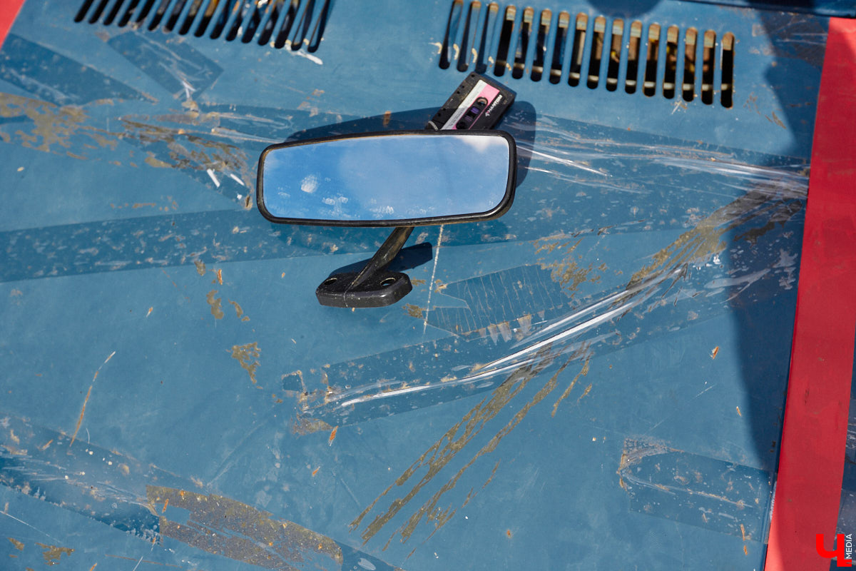 Третьего сентября позади выставочных ретромашин у КБ «ЦЕХ» в стареньком представителе российского автопрома происходило какое-то шевеление. Внутри дрались, точнее, боролись. Люди подходили к раскачивающейся машине, заглядывали в окна, непонимающе улыбались и с уважением аплодировали победителям; они попали на первый владимирский турнир по Car Jitsu, то есть по применению боевого искусства джиу-джитсу в авто. Как это выглядело? Показываем в репортаже «Ключ-Медиа».