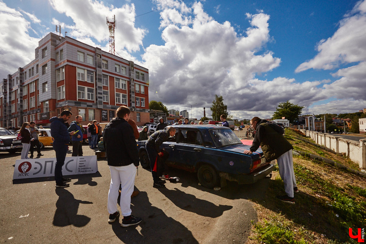 Третьего сентября позади выставочных ретромашин у КБ «ЦЕХ» в стареньком представителе российского автопрома происходило какое-то шевеление. Внутри дрались, точнее, боролись. Люди подходили к раскачивающейся машине, заглядывали в окна, непонимающе улыбались и с уважением аплодировали победителям; они попали на первый владимирский турнир по Car Jitsu, то есть по применению боевого искусства джиу-джитсу в авто. Как это выглядело? Показываем в репортаже «Ключ-Медиа».