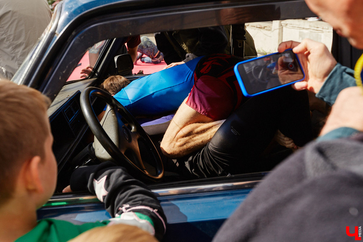 Третьего сентября позади выставочных ретромашин у КБ «ЦЕХ» в стареньком представителе российского автопрома происходило какое-то шевеление. Внутри дрались, точнее, боролись. Люди подходили к раскачивающейся машине, заглядывали в окна, непонимающе улыбались и с уважением аплодировали победителям; они попали на первый владимирский турнир по Car Jitsu, то есть по применению боевого искусства джиу-джитсу в авто. Как это выглядело? Показываем в репортаже «Ключ-Медиа».