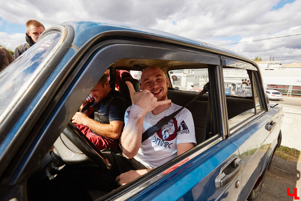 Третьего сентября позади выставочных ретромашин у КБ «ЦЕХ» в стареньком представителе российского автопрома происходило какое-то шевеление. Внутри дрались, точнее, боролись. Люди подходили к раскачивающейся машине, заглядывали в окна, непонимающе улыбались и с уважением аплодировали победителям; они попали на первый владимирский турнир по Car Jitsu, то есть по применению боевого искусства джиу-джитсу в авто. Как это выглядело? Показываем в репортаже «Ключ-Медиа».