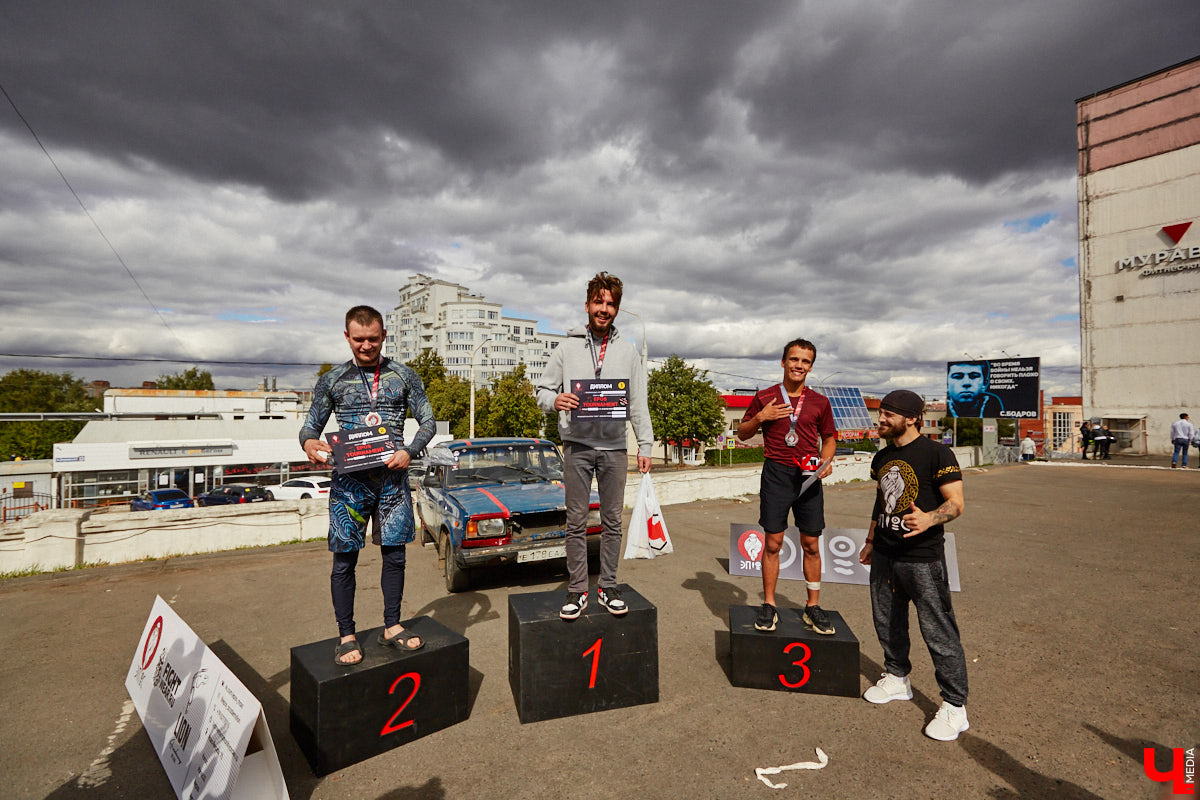 Третьего сентября позади выставочных ретромашин у КБ «ЦЕХ» в стареньком представителе российского автопрома происходило какое-то шевеление. Внутри дрались, точнее, боролись. Люди подходили к раскачивающейся машине, заглядывали в окна, непонимающе улыбались и с уважением аплодировали победителям; они попали на первый владимирский турнир по Car Jitsu, то есть по применению боевого искусства джиу-джитсу в авто. Как это выглядело? Показываем в репортаже «Ключ-Медиа».