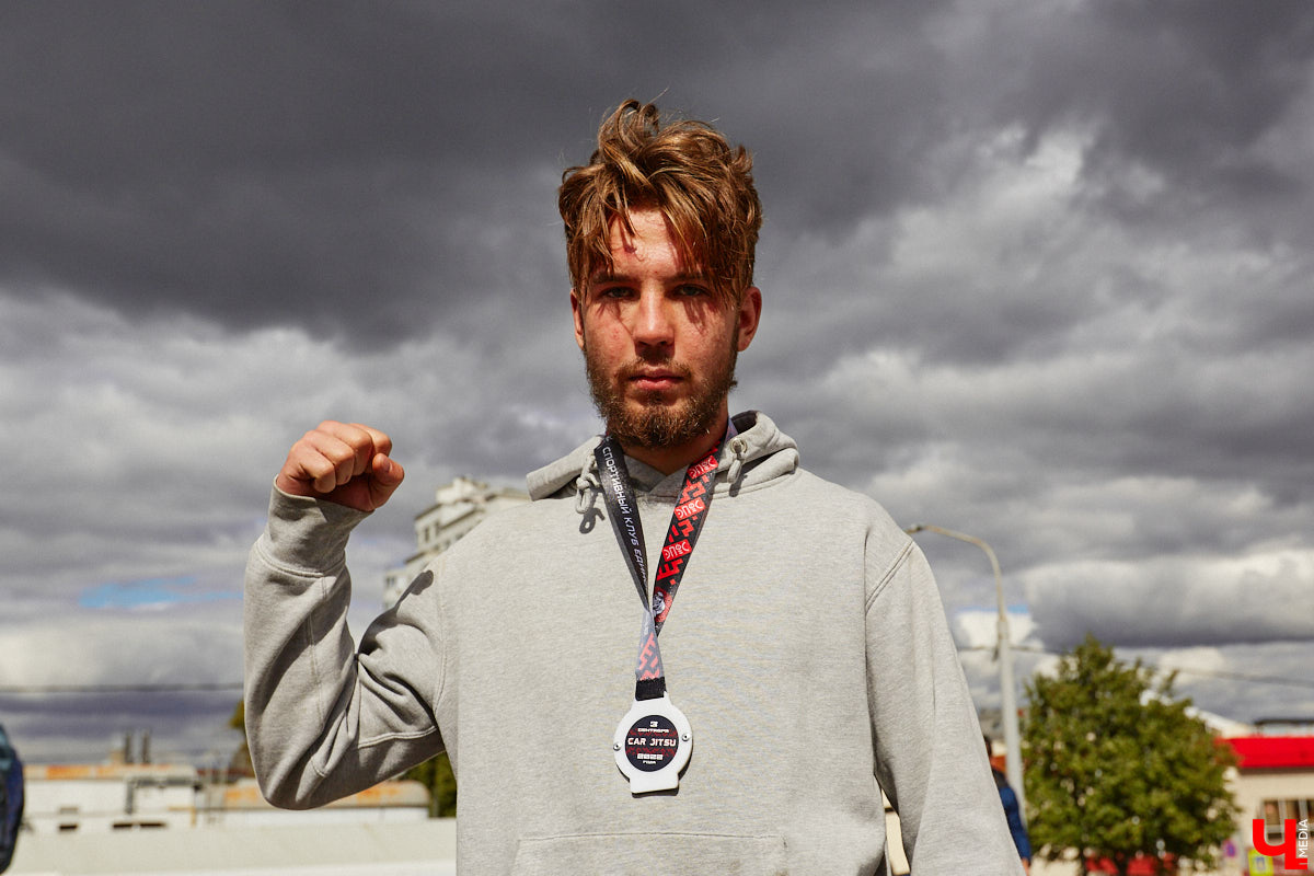 Третьего сентября позади выставочных ретромашин у КБ «ЦЕХ» в стареньком представителе российского автопрома происходило какое-то шевеление. Внутри дрались, точнее, боролись. Люди подходили к раскачивающейся машине, заглядывали в окна, непонимающе улыбались и с уважением аплодировали победителям; они попали на первый владимирский турнир по Car Jitsu, то есть по применению боевого искусства джиу-джитсу в авто. Как это выглядело? Показываем в репортаже «Ключ-Медиа».