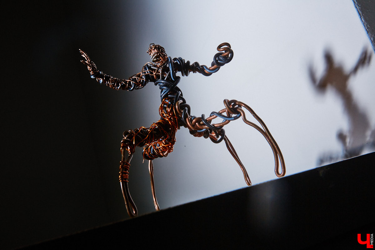 Удивительно, но порой значительные перемены в нашей жизни могут начинаться с сущего пустяка. Например, с небольшой детской просьбы. И кто бы знал три года назад, что именно с неё и зародится, пожалуй, самое больше увлечение владимирского мастера, творящего под псевдонимом Владимир Нежный.