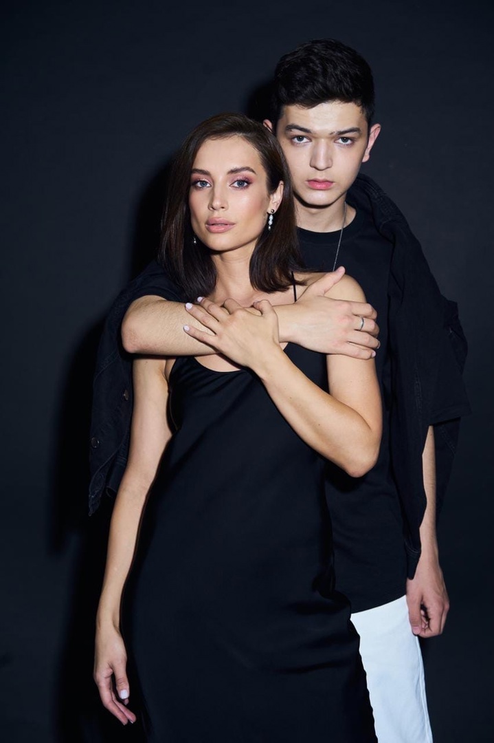 Певица Ольга Задонская продолжает удивлять. Совсем недавно очаровательная брюнетка крушила молотом всё и вся под песню «Я не вернусь домой», и вот у неё выходит новая композиция «Вокзал», которую она исполнила в дуэте с молодым блогером и певцом Akmal’. Так же, как и Ольга, он отметился в популярном телешоу «Голос». Впрочем, не только это объединяет двух музыкантов.