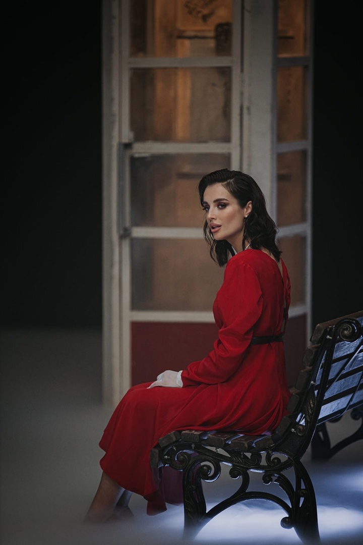 Певица Ольга Задонская продолжает удивлять. Совсем недавно очаровательная брюнетка крушила молотом всё и вся под песню «Я не вернусь домой», и вот у неё выходит новая композиция «Вокзал», которую она исполнила в дуэте с молодым блогером и певцом Akmal’. Так же, как и Ольга, он отметился в популярном телешоу «Голос». Впрочем, не только это объединяет двух музыкантов.