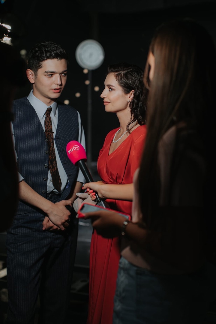 Певица Ольга Задонская продолжает удивлять. Совсем недавно очаровательная брюнетка крушила молотом всё и вся под песню «Я не вернусь домой», и вот у неё выходит новая композиция «Вокзал», которую она исполнила в дуэте с молодым блогером и певцом Akmal’. Так же, как и Ольга, он отметился в популярном телешоу «Голос». Впрочем, не только это объединяет двух музыкантов.