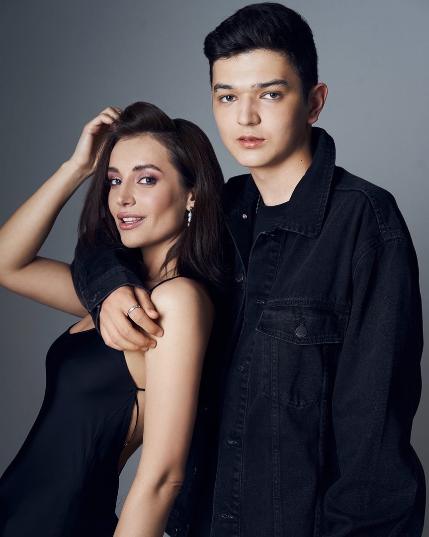 Певица Ольга Задонская продолжает удивлять. Совсем недавно очаровательная брюнетка крушила молотом всё и вся под песню «Я не вернусь домой», и вот у неё выходит новая композиция «Вокзал», которую она исполнила в дуэте с молодым блогером и певцом Akmal’. Так же, как и Ольга, он отметился в популярном телешоу «Голос». Впрочем, не только это объединяет двух музыкантов.