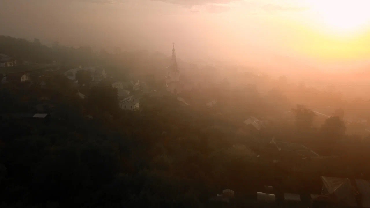 А вы знаете, как завораживающе выглядит Владимир с высоты птичьего полета? А если над городом туман? Просто посмотрите короткий ролик владимирского оператора Ильи Любимова. Он уже покорил жюри всероссийского конкурса видеоработ.