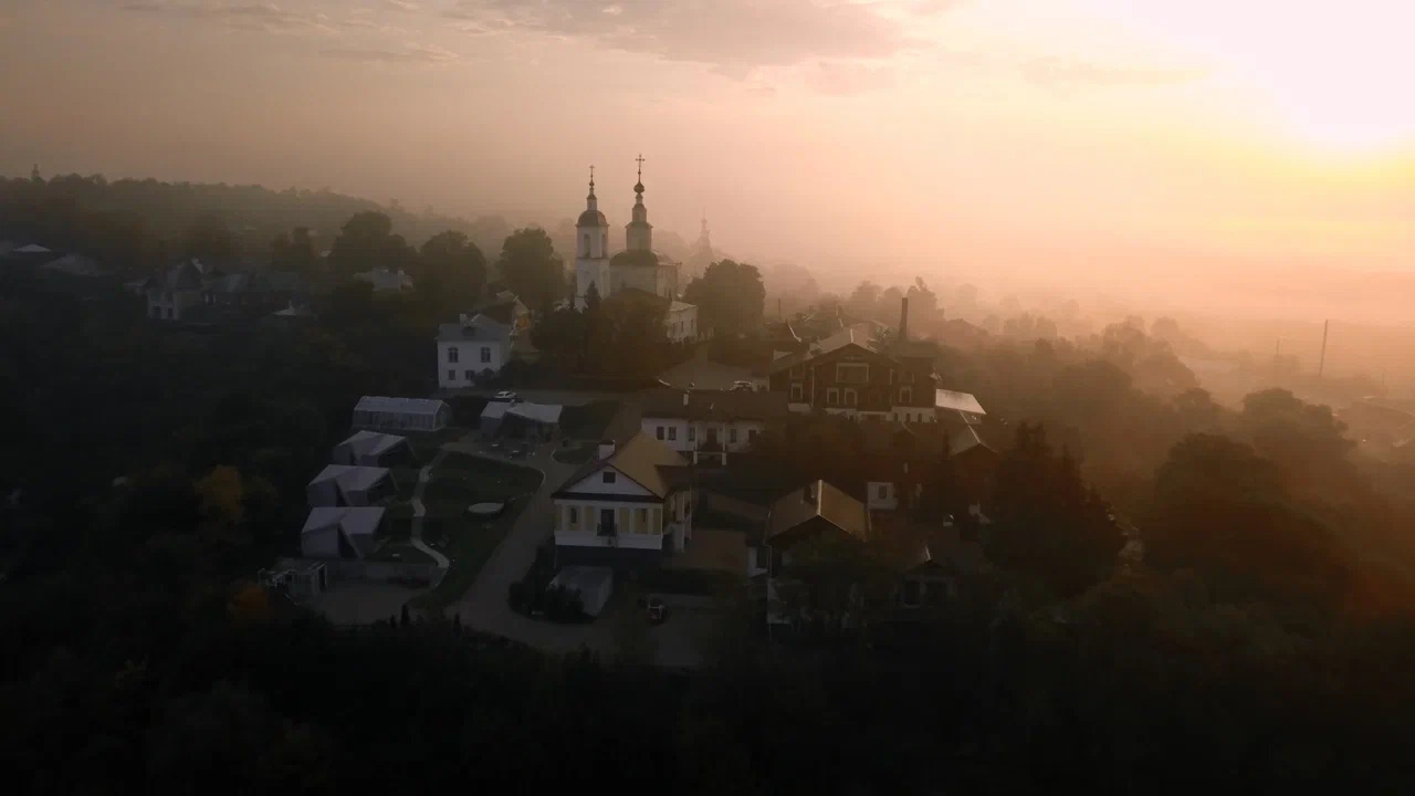 А вы знаете, как завораживающе выглядит Владимир с высоты птичьего полета? А если над городом туман? Просто посмотрите короткий ролик владимирского оператора Ильи Любимова. Он уже покорил жюри всероссийского конкурса видеоработ.