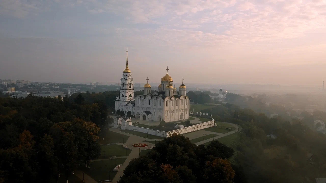 А вы знаете, как завораживающе выглядит Владимир с высоты птичьего полета? А если над городом туман? Просто посмотрите короткий ролик владимирского оператора Ильи Любимова. Он уже покорил жюри всероссийского конкурса видеоработ.