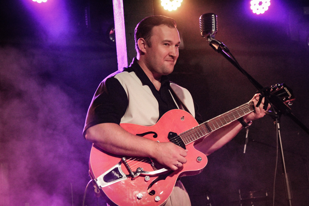 В минувшую субботу областной центр был разбужен ревом моторов, сопровождавшим грандиозную вечеринку Rebel Party (Custom). Гостей мероприятия встречала роскошная автомотовыставка, развлекала яркая шоу-программа, а погружал в кастом-культуру любопытных владимирцев маркет товаров в стиле американской классики.