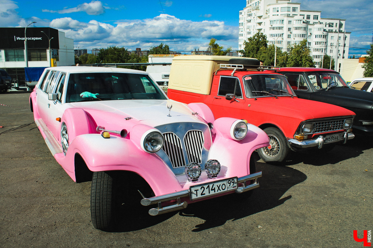 В минувшую субботу областной центр был разбужен ревом моторов, сопровождавшим грандиозную вечеринку Rebel Party (Custom). Гостей мероприятия встречала роскошная автомотовыставка, развлекала яркая шоу-программа, а погружал в кастом-культуру любопытных владимирцев маркет товаров в стиле американской классики.