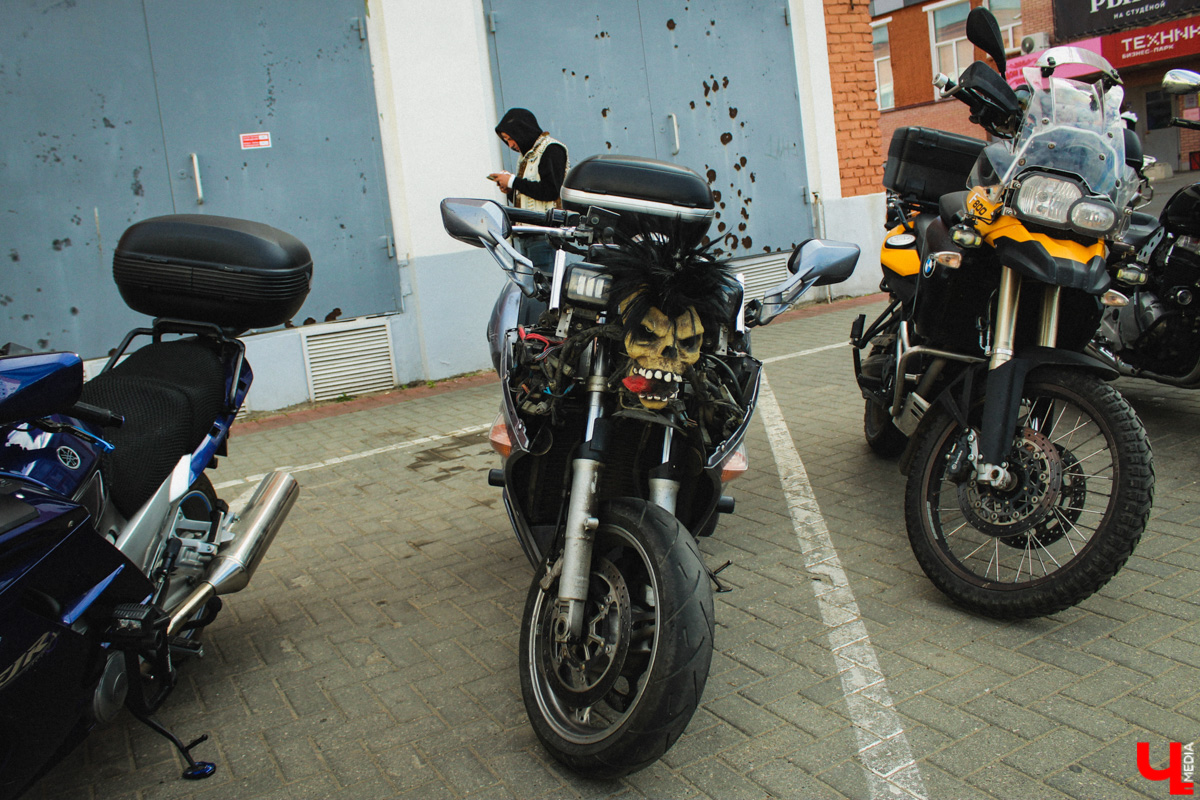 В минувшую субботу областной центр был разбужен ревом моторов, сопровождавшим грандиозную вечеринку Rebel Party (Custom). Гостей мероприятия встречала роскошная автомотовыставка, развлекала яркая шоу-программа, а погружал в кастом-культуру любопытных владимирцев маркет товаров в стиле американской классики.