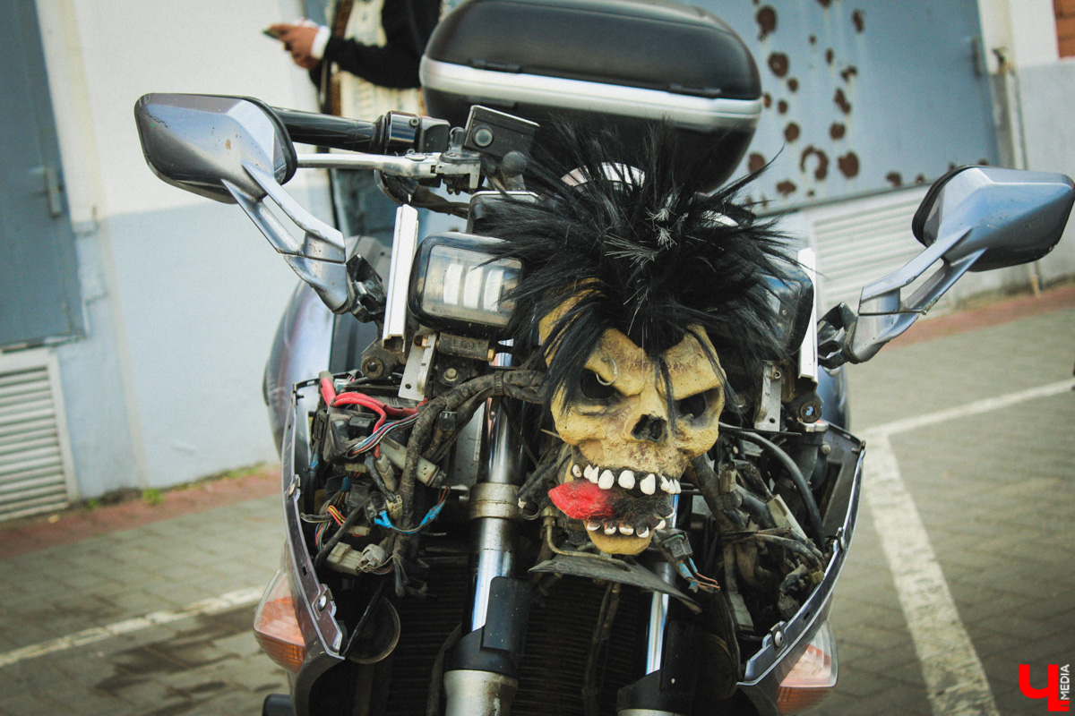 В минувшую субботу областной центр был разбужен ревом моторов, сопровождавшим грандиозную вечеринку Rebel Party (Custom). Гостей мероприятия встречала роскошная автомотовыставка, развлекала яркая шоу-программа, а погружал в кастом-культуру любопытных владимирцев маркет товаров в стиле американской классики.