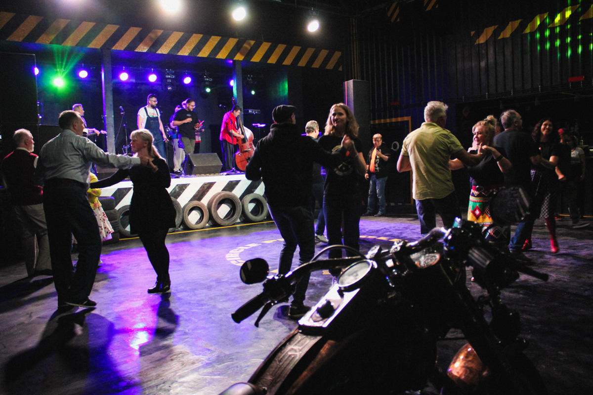 В минувшую субботу областной центр был разбужен ревом моторов, сопровождавшим грандиозную вечеринку Rebel Party (Custom). Гостей мероприятия встречала роскошная автомотовыставка, развлекала яркая шоу-программа, а погружал в кастом-культуру любопытных владимирцев маркет товаров в стиле американской классики.