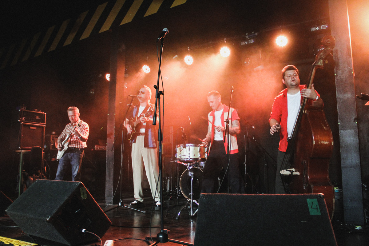 В минувшую субботу областной центр был разбужен ревом моторов, сопровождавшим грандиозную вечеринку Rebel Party (Custom). Гостей мероприятия встречала роскошная автомотовыставка, развлекала яркая шоу-программа, а погружал в кастом-культуру любопытных владимирцев маркет товаров в стиле американской классики.