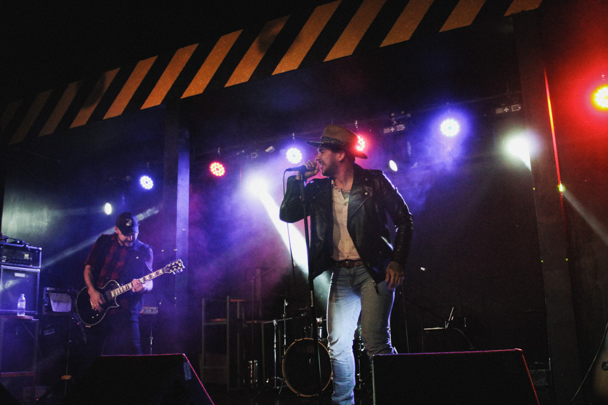 В минувшую субботу областной центр был разбужен ревом моторов, сопровождавшим грандиозную вечеринку Rebel Party (Custom). Гостей мероприятия встречала роскошная автомотовыставка, развлекала яркая шоу-программа, а погружал в кастом-культуру любопытных владимирцев маркет товаров в стиле американской классики.