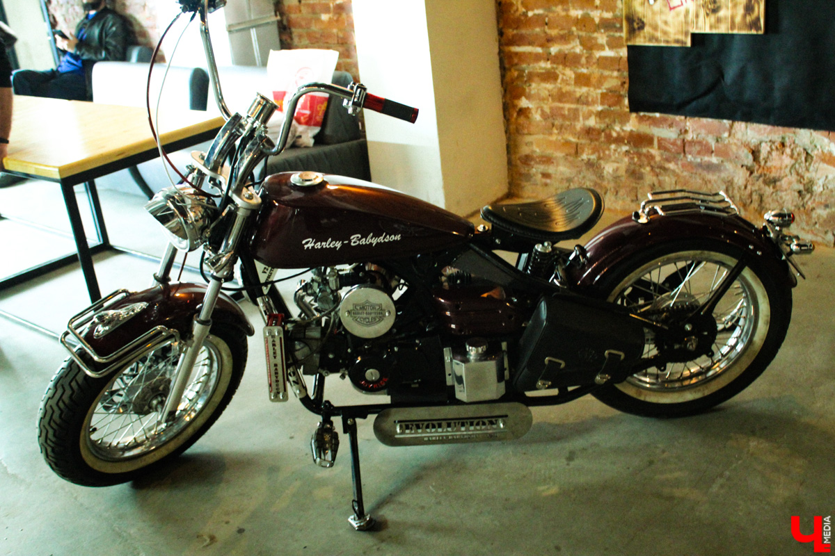 В минувшую субботу областной центр был разбужен ревом моторов, сопровождавшим грандиозную вечеринку Rebel Party (Custom). Гостей мероприятия встречала роскошная автомотовыставка, развлекала яркая шоу-программа, а погружал в кастом-культуру любопытных владимирцев маркет товаров в стиле американской классики.