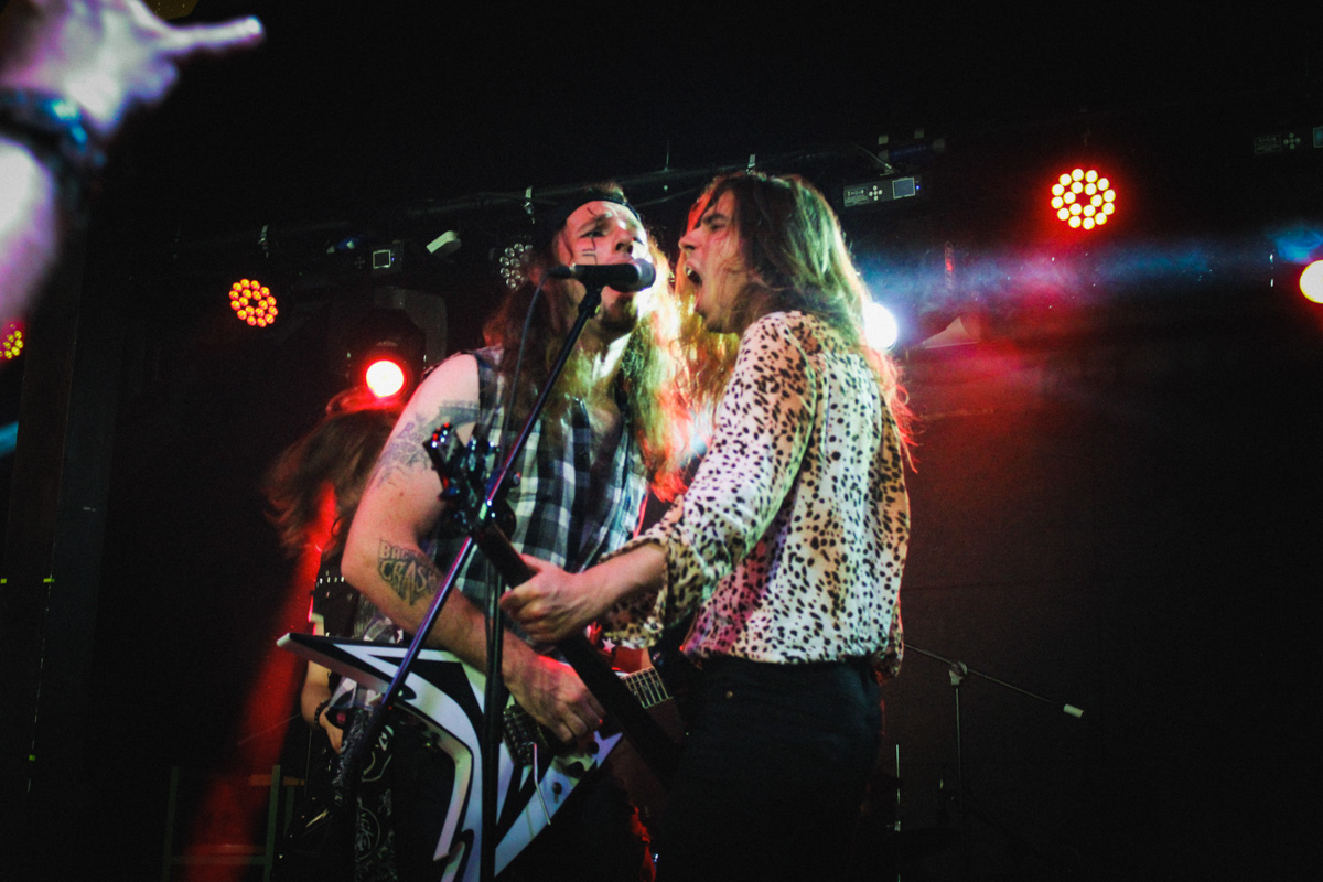 В минувшую субботу областной центр был разбужен ревом моторов, сопровождавшим грандиозную вечеринку Rebel Party (Custom). Гостей мероприятия встречала роскошная автомотовыставка, развлекала яркая шоу-программа, а погружал в кастом-культуру любопытных владимирцев маркет товаров в стиле американской классики.