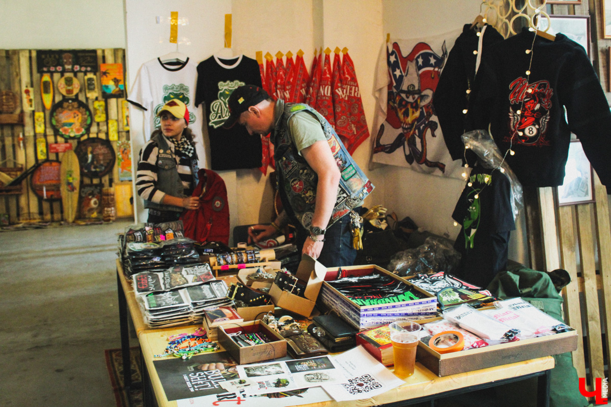 В минувшую субботу областной центр был разбужен ревом моторов, сопровождавшим грандиозную вечеринку Rebel Party (Custom). Гостей мероприятия встречала роскошная автомотовыставка, развлекала яркая шоу-программа, а погружал в кастом-культуру любопытных владимирцев маркет товаров в стиле американской классики.