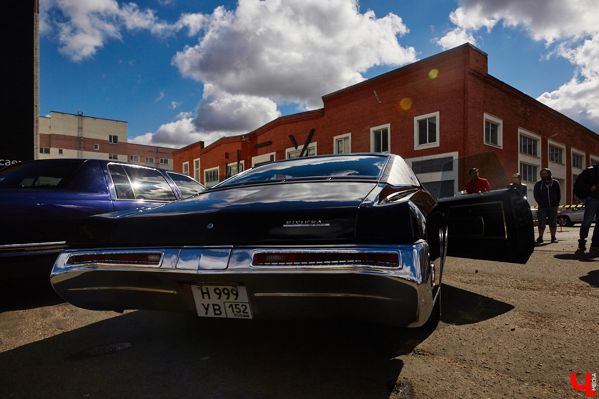 В минувшую субботу областной центр был разбужен ревом моторов, сопровождавшим грандиозную вечеринку Rebel Party (Custom). Гостей мероприятия встречала роскошная автомотовыставка, развлекала яркая шоу-программа, а погружал в кастом-культуру любопытных владимирцев маркет товаров в стиле американской классики.