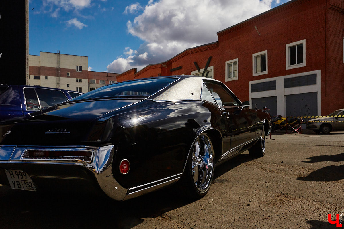 В минувшую субботу областной центр был разбужен ревом моторов, сопровождавшим грандиозную вечеринку Rebel Party (Custom). Гостей мероприятия встречала роскошная автомотовыставка, развлекала яркая шоу-программа, а погружал в кастом-культуру любопытных владимирцев маркет товаров в стиле американской классики.