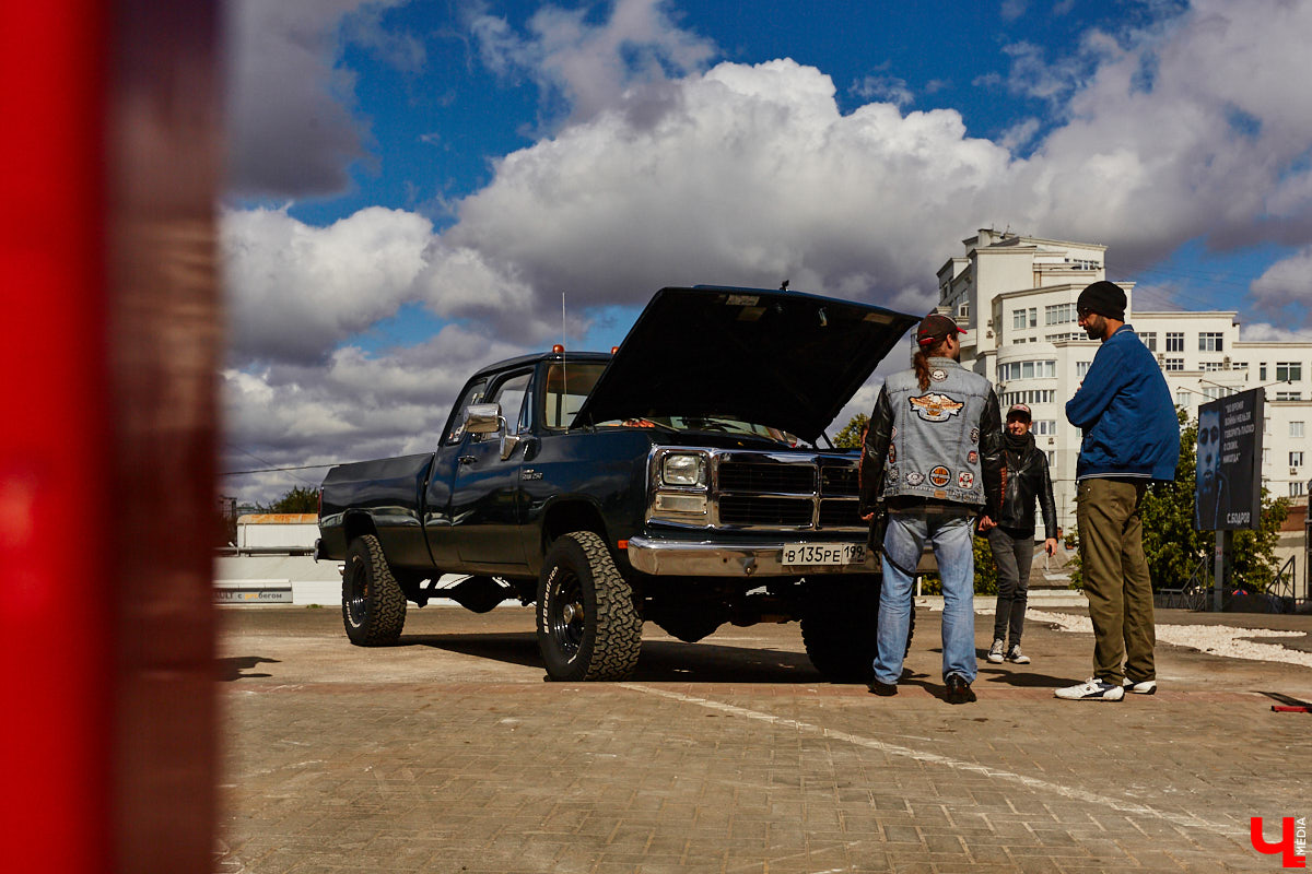 В минувшую субботу областной центр был разбужен ревом моторов, сопровождавшим грандиозную вечеринку Rebel Party (Custom). Гостей мероприятия встречала роскошная автомотовыставка, развлекала яркая шоу-программа, а погружал в кастом-культуру любопытных владимирцев маркет товаров в стиле американской классики.