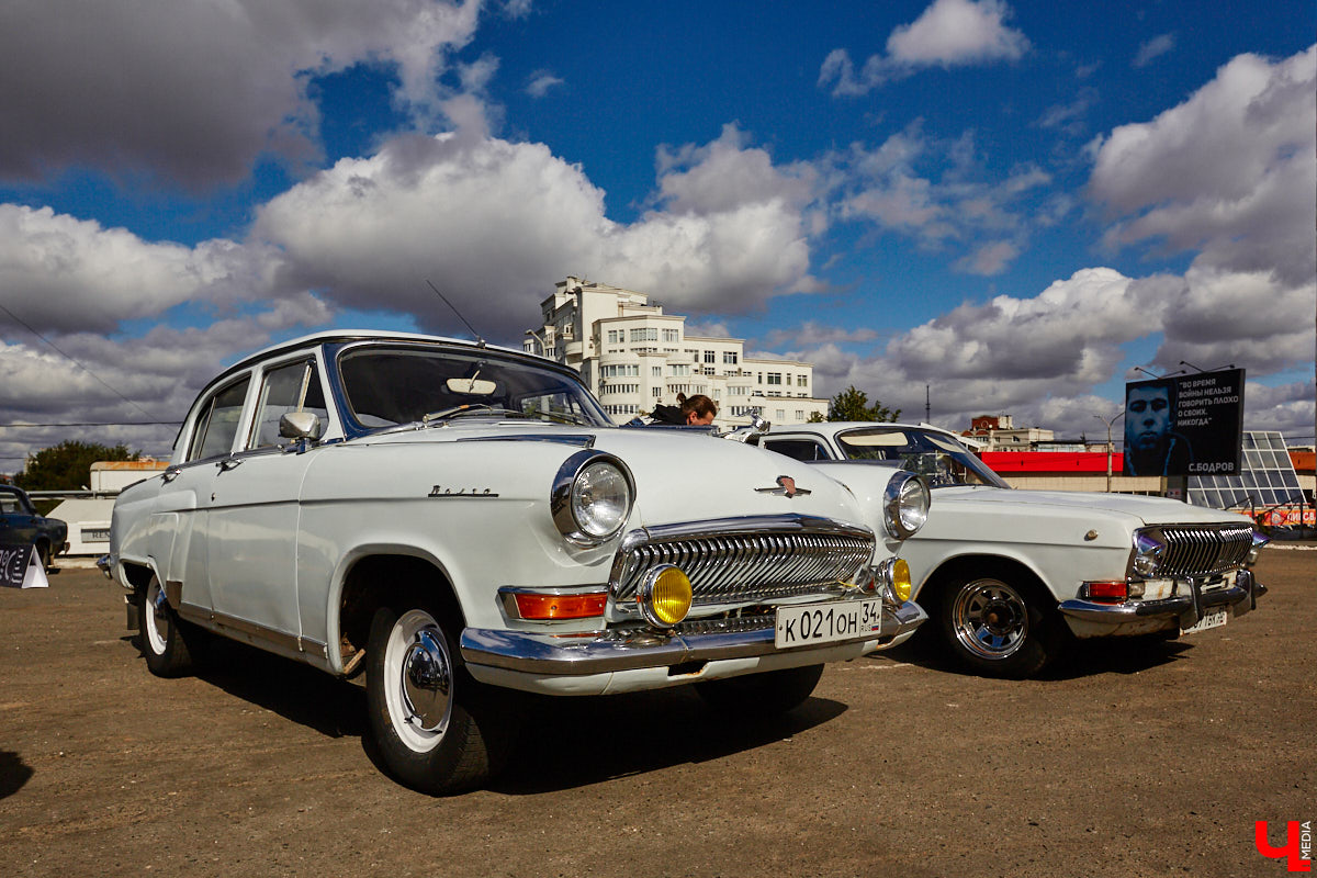 В минувшую субботу областной центр был разбужен ревом моторов, сопровождавшим грандиозную вечеринку Rebel Party (Custom). Гостей мероприятия встречала роскошная автомотовыставка, развлекала яркая шоу-программа, а погружал в кастом-культуру любопытных владимирцев маркет товаров в стиле американской классики.