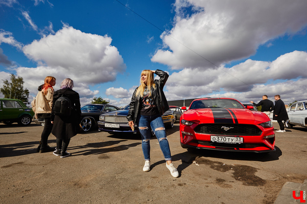 В минувшую субботу областной центр был разбужен ревом моторов, сопровождавшим грандиозную вечеринку Rebel Party (Custom). Гостей мероприятия встречала роскошная автомотовыставка, развлекала яркая шоу-программа, а погружал в кастом-культуру любопытных владимирцев маркет товаров в стиле американской классики.