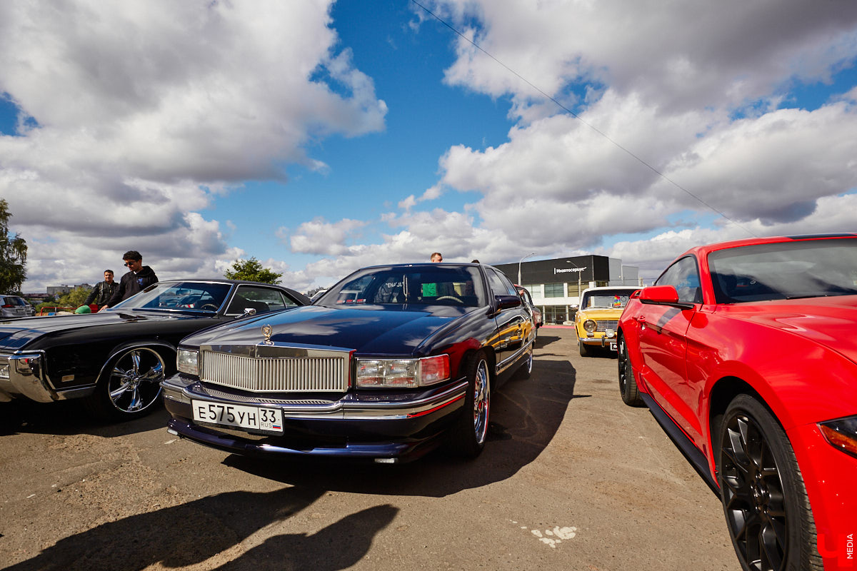 В минувшую субботу областной центр был разбужен ревом моторов, сопровождавшим грандиозную вечеринку Rebel Party (Custom). Гостей мероприятия встречала роскошная автомотовыставка, развлекала яркая шоу-программа, а погружал в кастом-культуру любопытных владимирцев маркет товаров в стиле американской классики.