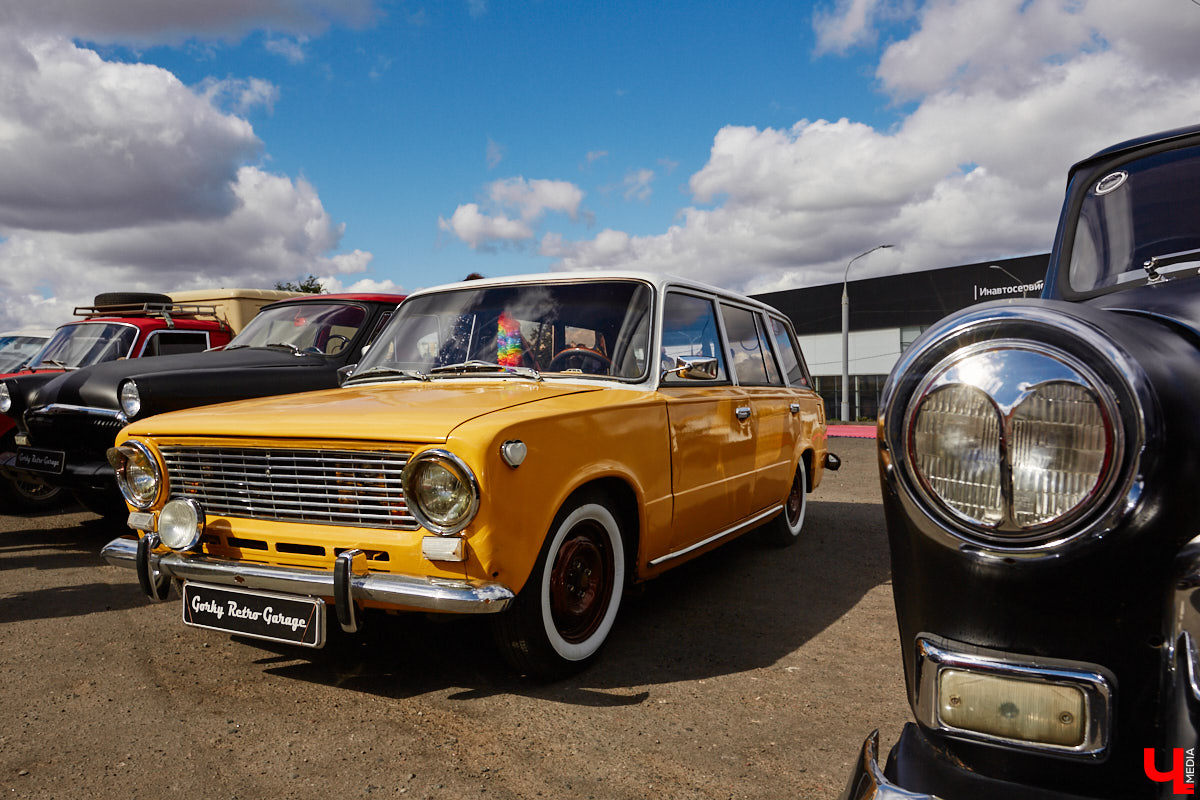 В минувшую субботу областной центр был разбужен ревом моторов, сопровождавшим грандиозную вечеринку Rebel Party (Custom). Гостей мероприятия встречала роскошная автомотовыставка, развлекала яркая шоу-программа, а погружал в кастом-культуру любопытных владимирцев маркет товаров в стиле американской классики.