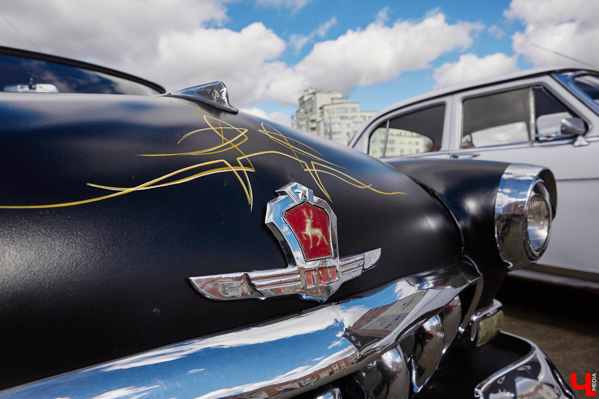 В минувшую субботу областной центр был разбужен ревом моторов, сопровождавшим грандиозную вечеринку Rebel Party (Custom). Гостей мероприятия встречала роскошная автомотовыставка, развлекала яркая шоу-программа, а погружал в кастом-культуру любопытных владимирцев маркет товаров в стиле американской классики.