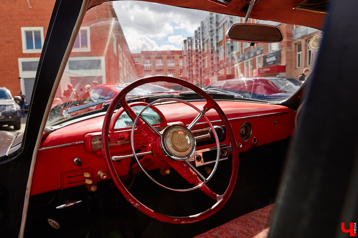 В минувшую субботу областной центр был разбужен ревом моторов, сопровождавшим грандиозную вечеринку Rebel Party (Custom). Гостей мероприятия встречала роскошная автомотовыставка, развлекала яркая шоу-программа, а погружал в кастом-культуру любопытных владимирцев маркет товаров в стиле американской классики.