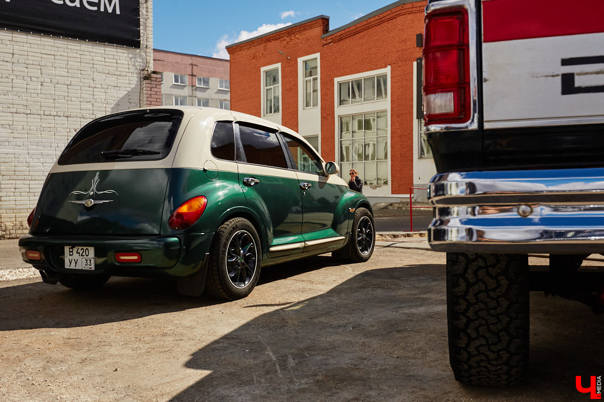 В минувшую субботу областной центр был разбужен ревом моторов, сопровождавшим грандиозную вечеринку Rebel Party (Custom). Гостей мероприятия встречала роскошная автомотовыставка, развлекала яркая шоу-программа, а погружал в кастом-культуру любопытных владимирцев маркет товаров в стиле американской классики.