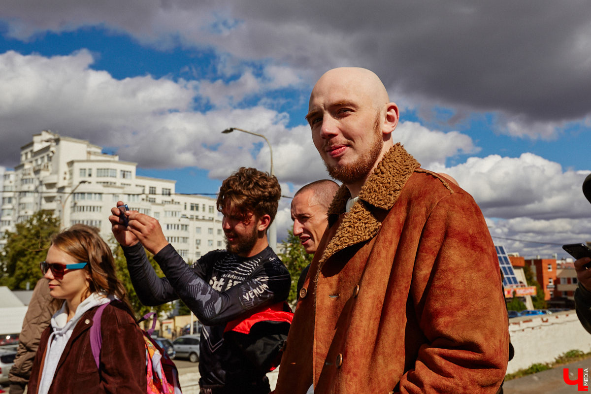 В минувшую субботу областной центр был разбужен ревом моторов, сопровождавшим грандиозную вечеринку Rebel Party (Custom). Гостей мероприятия встречала роскошная автомотовыставка, развлекала яркая шоу-программа, а погружал в кастом-культуру любопытных владимирцев маркет товаров в стиле американской классики.