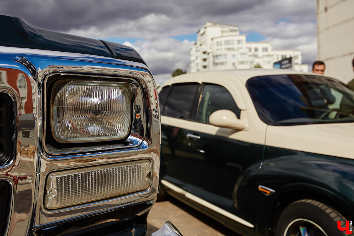 В минувшую субботу областной центр был разбужен ревом моторов, сопровождавшим грандиозную вечеринку Rebel Party (Custom). Гостей мероприятия встречала роскошная автомотовыставка, развлекала яркая шоу-программа, а погружал в кастом-культуру любопытных владимирцев маркет товаров в стиле американской классики.