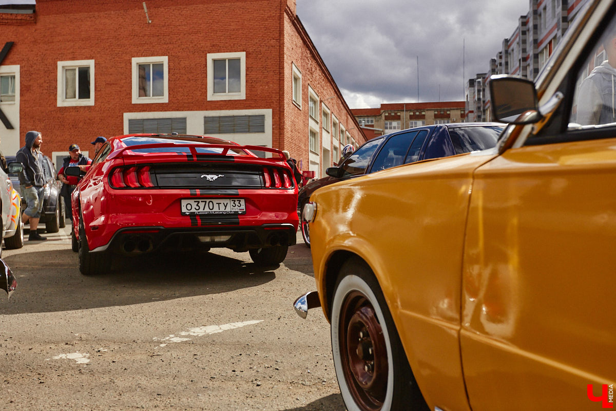 В минувшую субботу областной центр был разбужен ревом моторов, сопровождавшим грандиозную вечеринку Rebel Party (Custom). Гостей мероприятия встречала роскошная автомотовыставка, развлекала яркая шоу-программа, а погружал в кастом-культуру любопытных владимирцев маркет товаров в стиле американской классики.