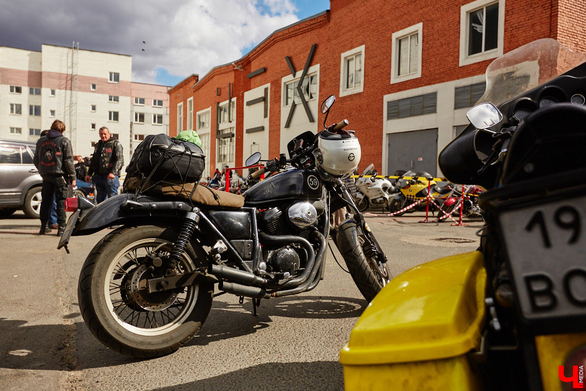 В минувшую субботу областной центр был разбужен ревом моторов, сопровождавшим грандиозную вечеринку Rebel Party (Custom). Гостей мероприятия встречала роскошная автомотовыставка, развлекала яркая шоу-программа, а погружал в кастом-культуру любопытных владимирцев маркет товаров в стиле американской классики.
