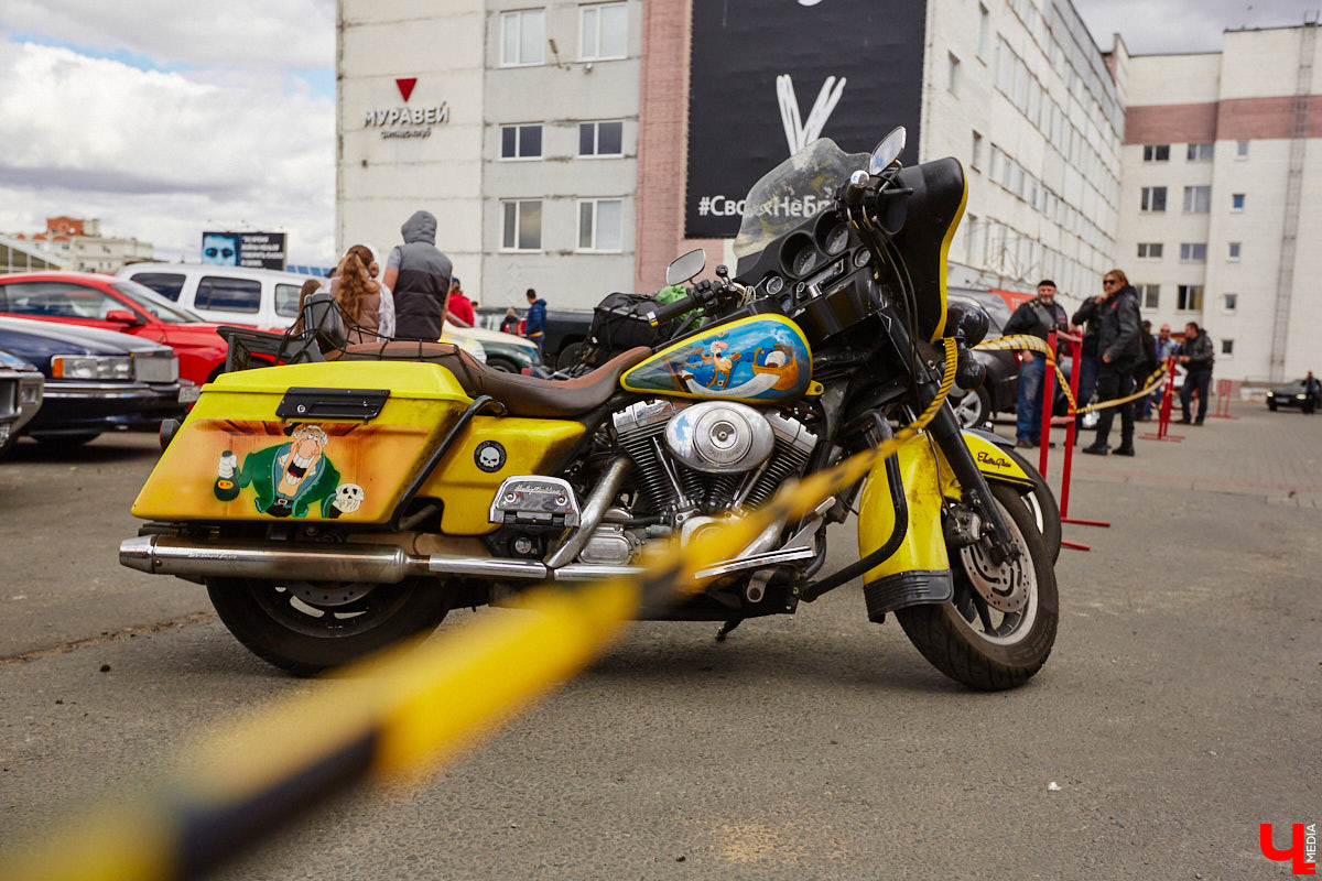 В минувшую субботу областной центр был разбужен ревом моторов, сопровождавшим грандиозную вечеринку Rebel Party (Custom). Гостей мероприятия встречала роскошная автомотовыставка, развлекала яркая шоу-программа, а погружал в кастом-культуру любопытных владимирцев маркет товаров в стиле американской классики.